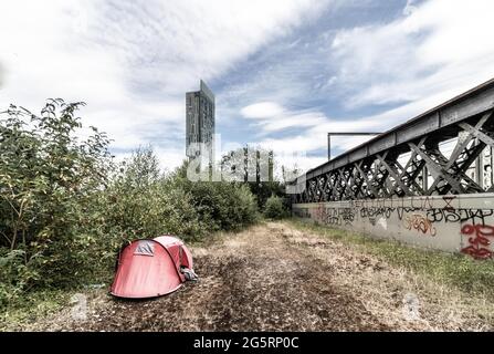 Manchester, Großbritannien. Juni 2021. Auf dem verlassenen Viadukt sitzt ein eineinziges Zelt.im Schatten des Beethan Tower von Manchester steht dort ein Zelt, das an die extreme Obdachlosenepidemie in Manchester erinnert. Andy Burnham versprach in seinem Wahlkampf 2017, die Stadt von der Obdachlosigkeit zu befreien, aber die Pandemie hat die Situation verschärft. Kredit: SOPA Images Limited/Alamy Live Nachrichten Stockfoto