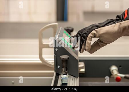 Ein Zimmermann arbeitet an einer Holzbearbeitungsmaschine. In einer Schreinerei arbeitet ein Zimmermann an Holzbearbeitungsmaschinen. Stockfoto