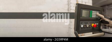 Ein Zimmermann arbeitet an einer Holzbearbeitungsmaschine. In einer Schreinerei arbeitet ein Zimmermann an Holzbearbeitungsmaschinen. Stockfoto