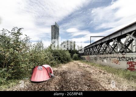 Manchester, Großbritannien. Juni 2021. Auf dem verlassenen Viadukt sitzt ein eineinziges Zelt.im Schatten des Beethan Tower von Manchester steht dort ein Zelt, das an die extreme Obdachlosenepidemie in Manchester erinnert. Andy Burnham versprach in seinem Wahlkampf 2017, die Stadt von der Obdachlosigkeit zu befreien, aber die Pandemie hat die Situation verschärft. (Foto von Ryan Jenkinson/SOPA Images/Sipa USA) Quelle: SIPA USA/Alamy Live News Stockfoto