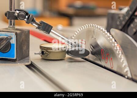 Messuhr mit Magnetsockel. Wellenschwingungsmessung, Einstellung und Auswuchten der Trennscheibe für Holzbearbeitungsmaschinen. Stockfoto