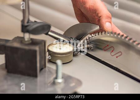 Messuhr mit Magnetsockel. Wellenschwingungsmessung, Einstellung und Auswuchten der Trennscheibe für Holzbearbeitungsmaschinen. Stockfoto