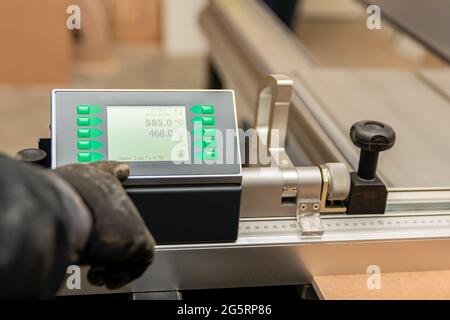 Der Prozess der Programmierung einer CNC-Maschine. Eingabe von Daten in eine computergesteuerte Maschine. CNC-Maschinenbediener gibt Daten ein. Stockfoto