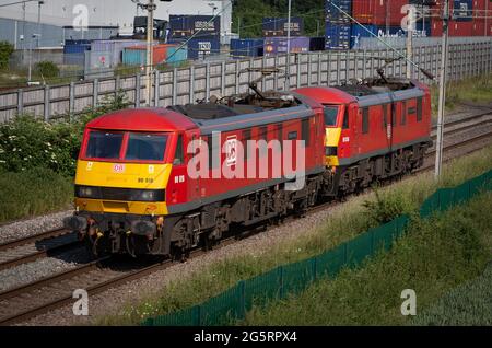 Ein Paar der DB Schenker-Klasse 90 - 90019/90036, fahren leicht an DIRFT in Richtung Norden vorbei, wenn ihre Frachtaufgabe abgeschlossen ist. Stockfoto