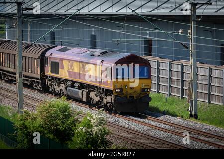 DB Schenker (Ex EWS) Klasse 66 - 66056 Passing DIRFT Stockfoto