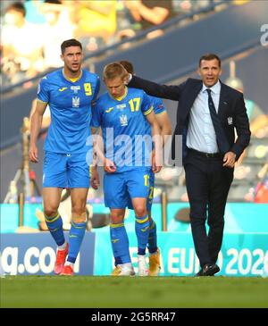 Hampden Park, Glasgow, Großbritannien. Juni 2021. EUFA Fußball-Europameisterschaft 2020, 16. Runde, Schweden gegen die Ukraine; Oleksandr Zinchenko aus der Ukraine feiert mit dem ukrainischen Coach Andriy Schevchenko, nachdem er es in der 27. Minute 1-0 in die Ukraine schafft Kredit: Action Plus Sports/Alamy Live News Stockfoto