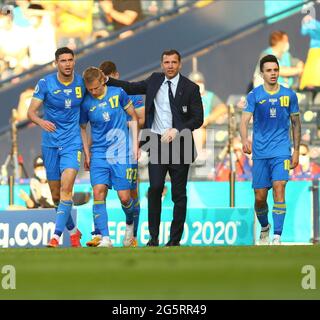 Hampden Park, Glasgow, Großbritannien. Juni 2021. EUFA Fußball-Europameisterschaft 2020, 16. Runde, Schweden gegen die Ukraine; Oleksandr Zinchenko aus der Ukraine feiert mit dem ukrainischen Coach Andriy Schevchenko, nachdem er es in der 27. Minute 1-0 in die Ukraine schafft Kredit: Action Plus Sports/Alamy Live News Stockfoto