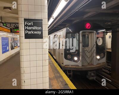 Der Zug F fährt auf dem Weg zur Stillwell Avenue, Coney Island, Brooklyn und New York in den Fort Hamilton Parkway Subwy Station im Viertel Windsor Terrace ein. Stockfoto