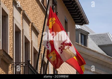 Segovia, Spanien - 2. Juni 2021: Flagge der Gemeinde Castilla y Leon winkt im Wind vor dem Dekanat und Gericht erster Instanz Stockfoto