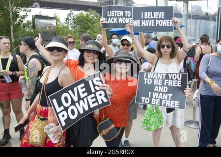 „Break the Chains - Justice is Love“ ist der Beginn der Einheit, die sich bereit macht, am 2021. Juni über die Brooklyn Bridge zum Rathaus in Manhattan zu marschieren, dem ersten offiziellen nationalen Feiertag der Juneteenth in den USA zur Abschaffung der Sklaverei im Land. Stockfoto
