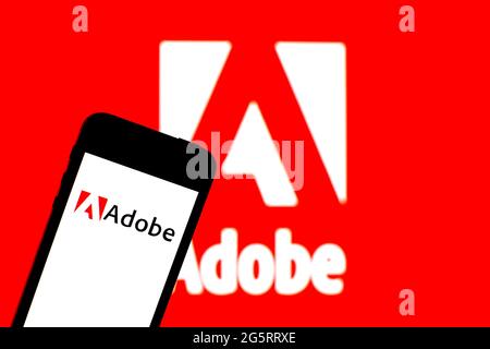 Spanien. Juni 2021. In dieser Abbildung ist ein Logo von Adobe Inc. Abgebildet, das auf einem Smartphone mit einem Logo von Adobe Inc. Im Hintergrund angezeigt wird. Bild: Thiago Prudencio/SOPA Images/ZUMA Wire/Alamy Live News Stockfoto