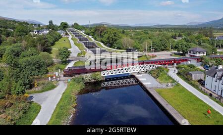 37669 geht über die Banavie-Hängebrücke mit Neptunes-Treppenhaus hinter dem Caledonischen Kanal. Stockfoto