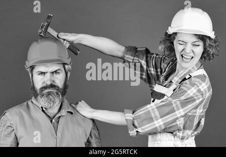 Handwerker. Tragen Sie spezielle Uniform und verwenden Werkzeuge. Wartung. Gebäudekonzept. Stellen Sie sich ihr neues Haus vor. Porträt von selbstbewussten Handwerker und seine Stockfoto