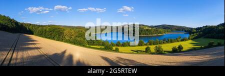 Der größte See im sauerland in deutschland im Sommerpanorama Stockfoto