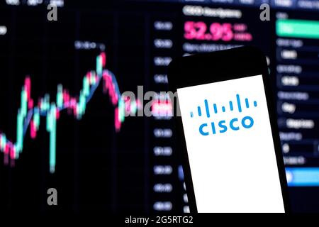 Spanien. Juni 2021. In dieser Abbildung wird ein Logo von Cisco Systems auf einem Smartphone mit den Börseninformationen von Cisco Systems im Hintergrund angezeigt. Bild: Thiago Prudencio/SOPA Images/ZUMA Wire/Alamy Live News Stockfoto