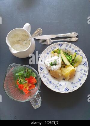 Eine Mahlzeit mit Zutaten aus dem eigenen Garten Stockfoto