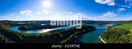 Der größte See im sauerland in deutschland im Sommerpanorama Stockfoto