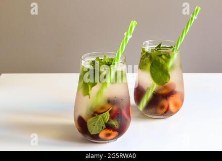 Kalte Getränke in einem Glas. Kirschen Minzlimonade. Mojito-Coctail. Erfrischungsgetränk mit Eis im Sommer. Stockfoto