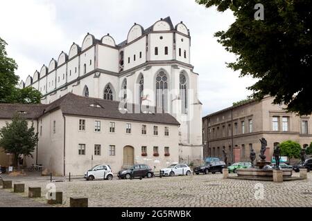 29. Juni 2021, Sachsen-Anhalt, Halle (Saale): 29.06.2021, Sachsen-Anhalt, Halle (Saale): Außenansicht des Haller Doms. Der Hallensische Dom feiert sein 750-jähriges Bestehen und öffnet seine Türen für 75 Stunden Dauerausstellungen, Konzert, Festgottesdienst, Online-Zeremonie und ein lichtinszenierter Dom laden rund um die Uhr zum Domjubiläum ein. Foto: Johannes Stein/dpa-Zentralbild/dpa Stockfoto