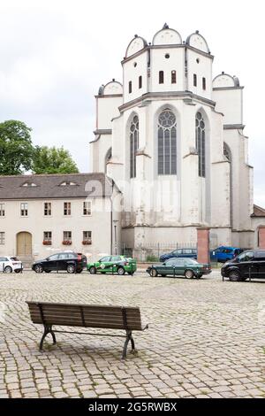 29. Juni 2021, Sachsen-Anhalt, Halle (Saale): 29.06.2021, Sachsen-Anhalt, Halle (Saale): Außenansicht des Haller Doms. Der Hallensische Dom feiert sein 750-jähriges Bestehen und öffnet seine Türen für 75 Stunden Dauerausstellungen, Konzert, Festgottesdienst, Online-Zeremonie und ein lichtinszenierter Dom laden rund um die Uhr zum Domjubiläum ein. Foto: Johannes Stein/dpa-Zentralbild/dpa Stockfoto