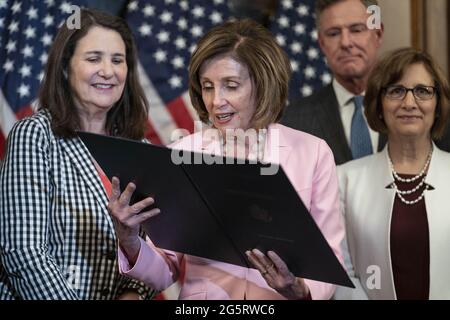 Washington, Usa. Juni 2021. Die Sprecherin des Hauses, Nancy Pelosi, D-CA, und die Demokraten des Repräsentantenhauses nehmen an einer Fotogelegenheit für S.J. Teil Res. 13, S. J. Res.14 und S.J. Res. 15, am Dienstag, den 29. Juni 2021, auf dem Capitol Hill in Washington, DC. Die Gesetzesvorlagen zielen darauf ab, die Politik der Trump-Ära im Zusammenhang mit der Diskriminierung der Arbeitnehmer, den Methanemissionen und der „echten Kreditgeber“-Regel umzukehren. Foto von Sarah Silbiger/UPI Credit: UPI/Alamy Live News Stockfoto