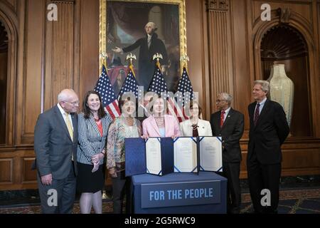 Washington, Usa. Juni 2021. Die Sprecherin des Hauses, Nancy Pelosi, D-CA, und die Demokraten des Repräsentantenhauses nehmen an einer Fotogelegenheit für S.J. Teil Res. 13, S. J. Res.14 und S.J. Res. 15, am Dienstag, den 29. Juni 2021, auf dem Capitol Hill in Washington, DC. Die Gesetzesvorlagen zielen darauf ab, die Politik der Trump-Ära im Zusammenhang mit der Diskriminierung der Arbeitnehmer, den Methanemissionen und der „echten Kreditgeber“-Regel umzukehren. Foto von Sarah Silbiger/UPI Credit: UPI/Alamy Live News Stockfoto