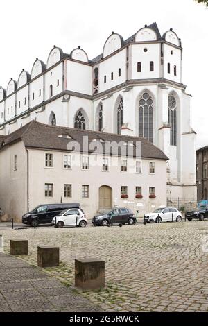 29. Juni 2021, Sachsen-Anhalt, Halle (Saale): 29.06.2021, Sachsen-Anhalt, Halle (Saale): Außenansicht des Haller Doms. Der Hallensische Dom feiert sein 750-jähriges Bestehen und öffnet seine Türen für 75 Stunden Dauerausstellungen, Konzert, Festgottesdienst, Online-Zeremonie und ein lichtinszenierter Dom laden rund um die Uhr zum Domjubiläum ein. Foto: Johannes Stein/dpa-Zentralbild/dpa Stockfoto