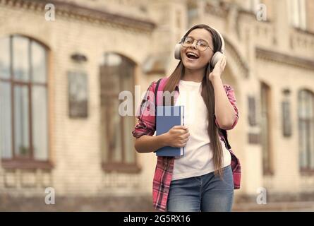 Verbessern Sie Ihr gesprochenes Englisch. Fröhliches Kind hört zu und spricht Englisch. Zuhören und sprechen. Sprechen Sie fließend und selbstbewusst Englisch. Fremdsprache lernen Stockfoto