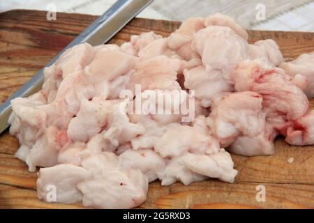 Rohes Lammfett, in große Stücke aus der Nähe geschnitten, dumba, auf einem Holzbrett, Kochen von Speisen Stockfoto