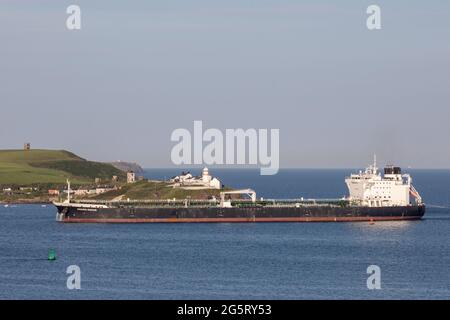 Cork Harbour, Cork, Irland. Juni 2021. Der Öltanker Kmarin Rigor passiert den Leuchtturm Roches Point nach einer Reise von Corpus Christi Texas mit Rohöl für die Raffinerie in Whitegate, Co. Cork, Irland. - Bild; David Creedon / Alamy Live News Stockfoto