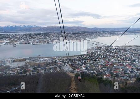 Blick auf Tromso vom Mount Storsteinen entlang der Fjellheisen-Seilbahn Stockfoto