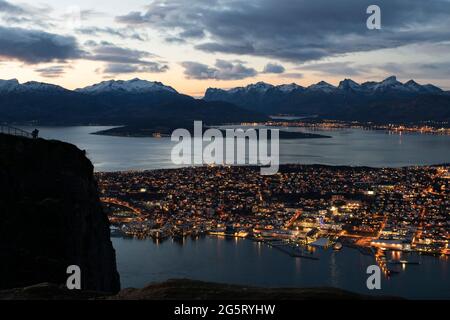 Ein Fotograf, der nachts von Mount Storsteinen in Norwegen aus Tromso fotografiert Stockfoto