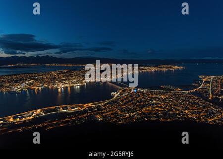 Nachtansicht von Tromso vom Mount Storsteinen in Norwegen Stockfoto