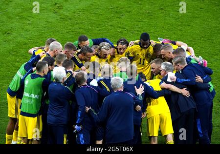 Schweden Spieler während einer Runde vor Beginn der zusätzlichen Zeit während der UEFA Euro 2020 Runde von 16 Spiel im Hampden Park, Glasgow. Bilddatum: Dienstag, 29. Juni 2021. Stockfoto