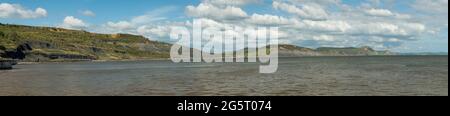 Panoramafoto vom Lyme Regis Strand der Dorset Küste mit vielen berühmten Sehenswürdigkeiten wie Stonebarrow Charmouth und Golden Cap Berg Stockfoto