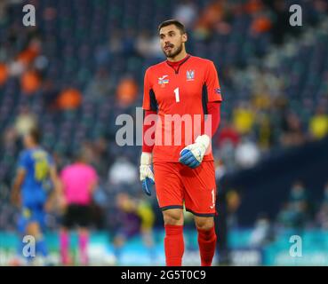 Hampden Park, Glasgow, Großbritannien. Juni 2021. EUFA Fußball-Europameisterschaft 2020, sechzehnjährige Runde, Schweden gegen die Ukraine; Georgiy Bushchan von der Ukraine Kredit: Action Plus Sports/Alamy Live News Stockfoto