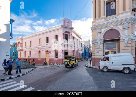 Transport und Architektur in Santiago de Cuba, Kuba Stockfoto