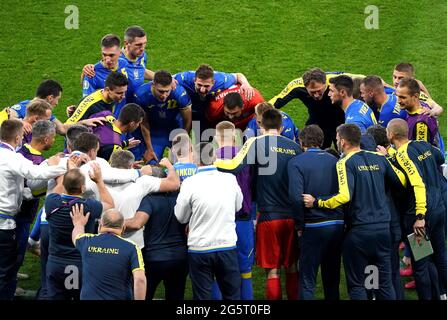 Ukrainische Spieler während einer Runde vor Beginn der zusätzlichen Zeit während der UEFA Euro 2020 Runde von 16 Spiel im Hampden Park, Glasgow. Bilddatum: Dienstag, 29. Juni 2021. Stockfoto