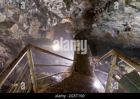 Die Sarikaya-Höhle in Duzce, Türkei, bietet eine wunderbare Aussicht mit natürlichen Formationen, Stalaktiten und Stalagmiten. Stockfoto