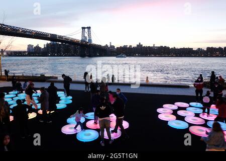 Kunstinstallation im Domino Park in Williamsburg, Brooklyn 2021--- die interaktive Arbeit, die vom New-Media-Künstler Jen Lewin geschaffen wurde, heißt Reflect. Taki Stockfoto