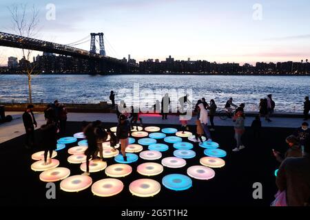 Kunstinstallation im Domino Park in Williamsburg, Brooklyn 2021--- die interaktive Arbeit, die vom New-Media-Künstler Jen Lewin geschaffen wurde, heißt Reflect. Taki Stockfoto