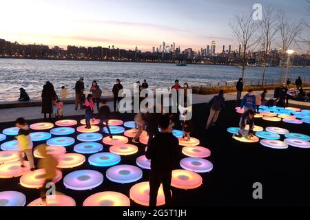 Kunstinstallation im Domino Park in Williamsburg, Brooklyn 2021--- die interaktive Arbeit, die vom New-Media-Künstler Jen Lewin geschaffen wurde, heißt Reflect. Taki Stockfoto