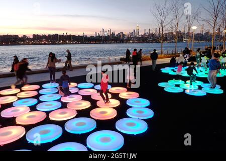 Kunstinstallation im Domino Park in Williamsburg, Brooklyn 2021--- die interaktive Arbeit, die vom New-Media-Künstler Jen Lewin geschaffen wurde, heißt Reflect. Taki Stockfoto