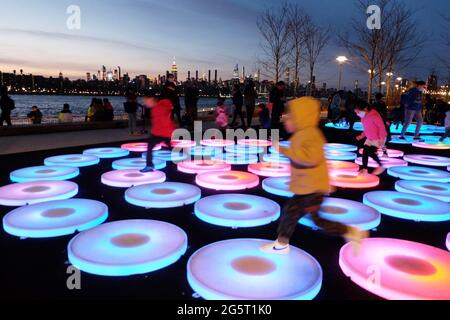 Kunstinstallation im Domino Park in Williamsburg, Brooklyn 2021--- die interaktive Arbeit, die vom New-Media-Künstler Jen Lewin geschaffen wurde, heißt Reflect. Taki Stockfoto