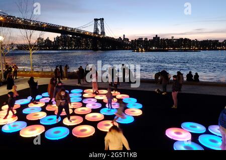 Kunstinstallation im Domino Park in Williamsburg, Brooklyn 2021--- die interaktive Arbeit, die vom New-Media-Künstler Jen Lewin geschaffen wurde, heißt Reflect. Taki Stockfoto