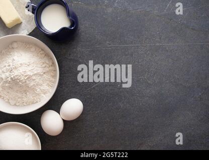 Backhintergrund auf einer Tischplatte mit dunklem Schiefer Stockfoto
