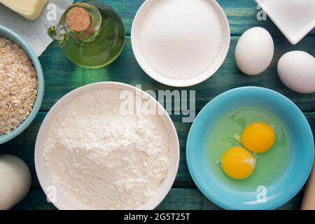 Backgrund auf einer blauen HolzTischplatte Stockfoto
