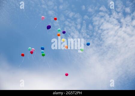 Air Gel Kugeln fliegen in den klaren blauen Himmel Stockfoto