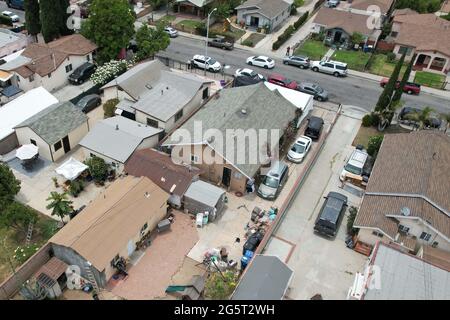 Eine Luftaufnahme einer Residenz, in der drei Kinder tot in einem Schlafzimmer in einer Residenz im Block 600 der S. Ferris Ave. In East Los Angeles gefunden wurden Stockfoto