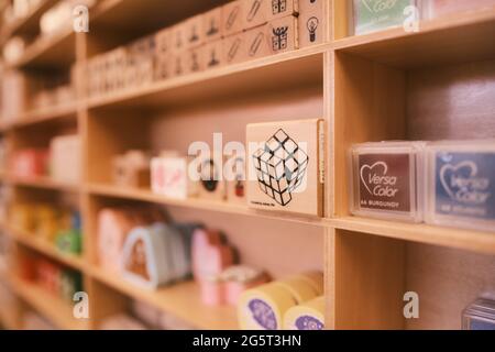 Gummistempel und Tintenpads sind im Kinokuniya Bookstore, Little Tokyo, ausgestellt Stockfoto